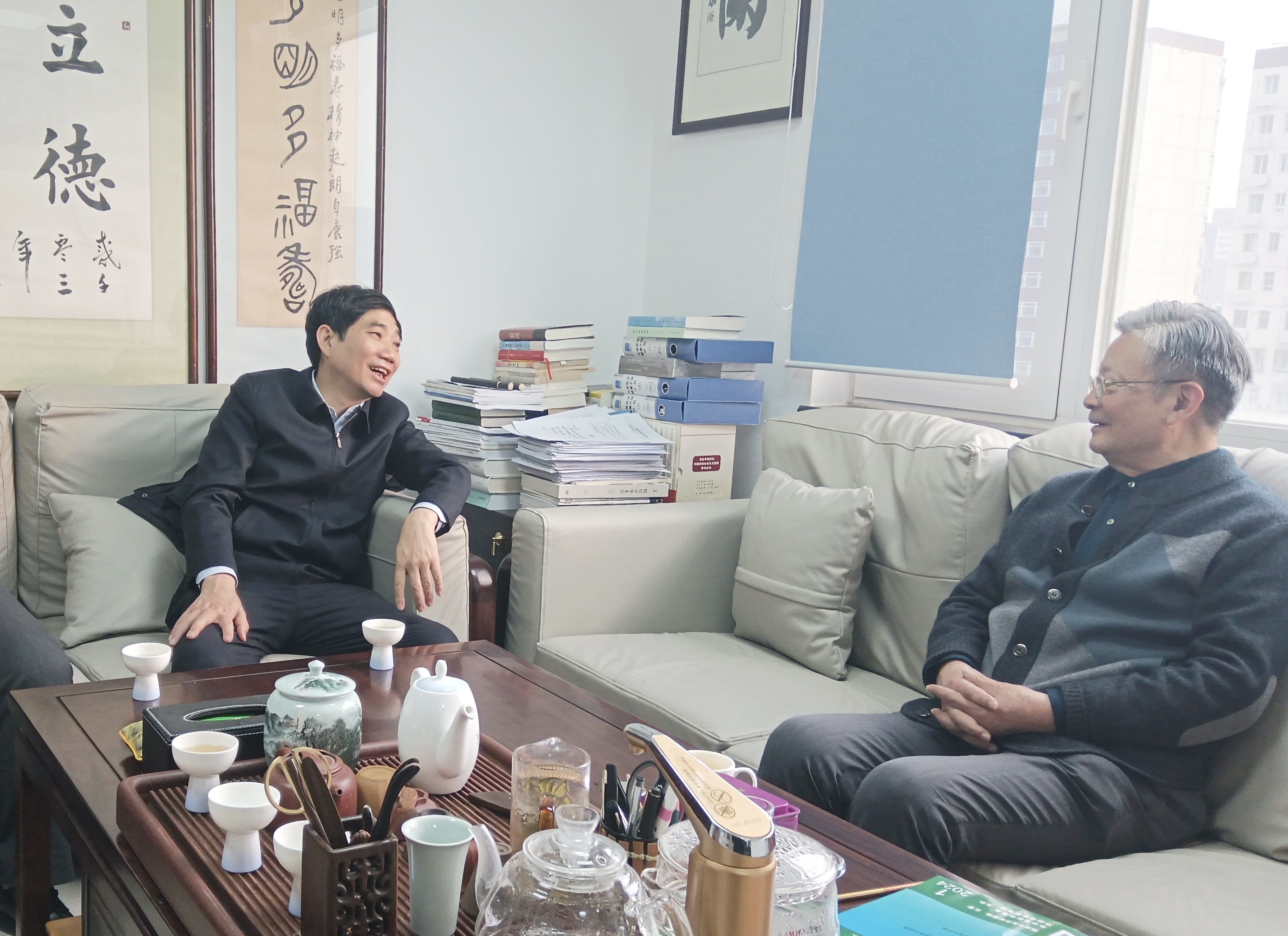 徐安龍校長慰問王琦.jpg