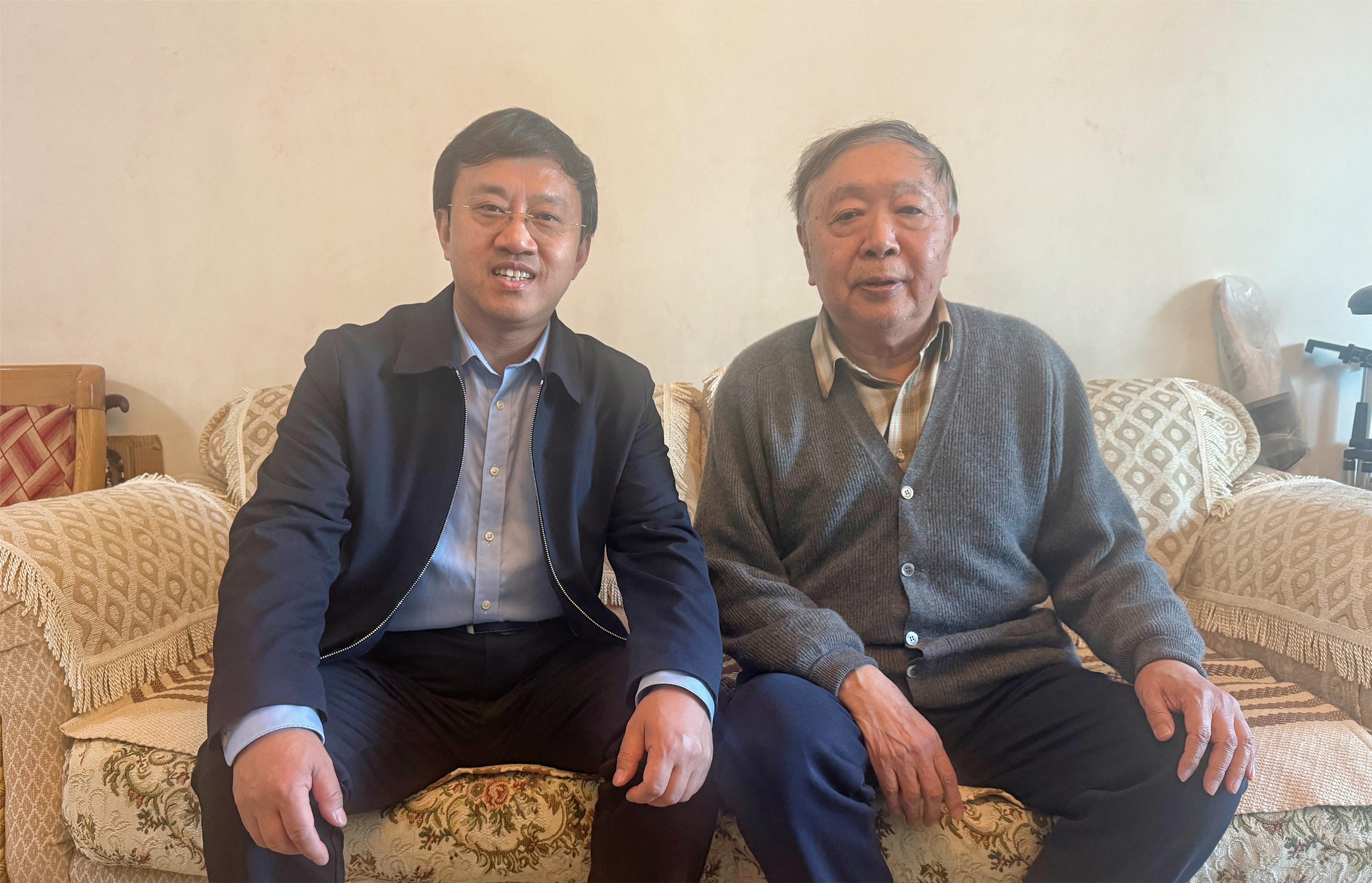 汪慶華副書記慰問鄭英良.jpg