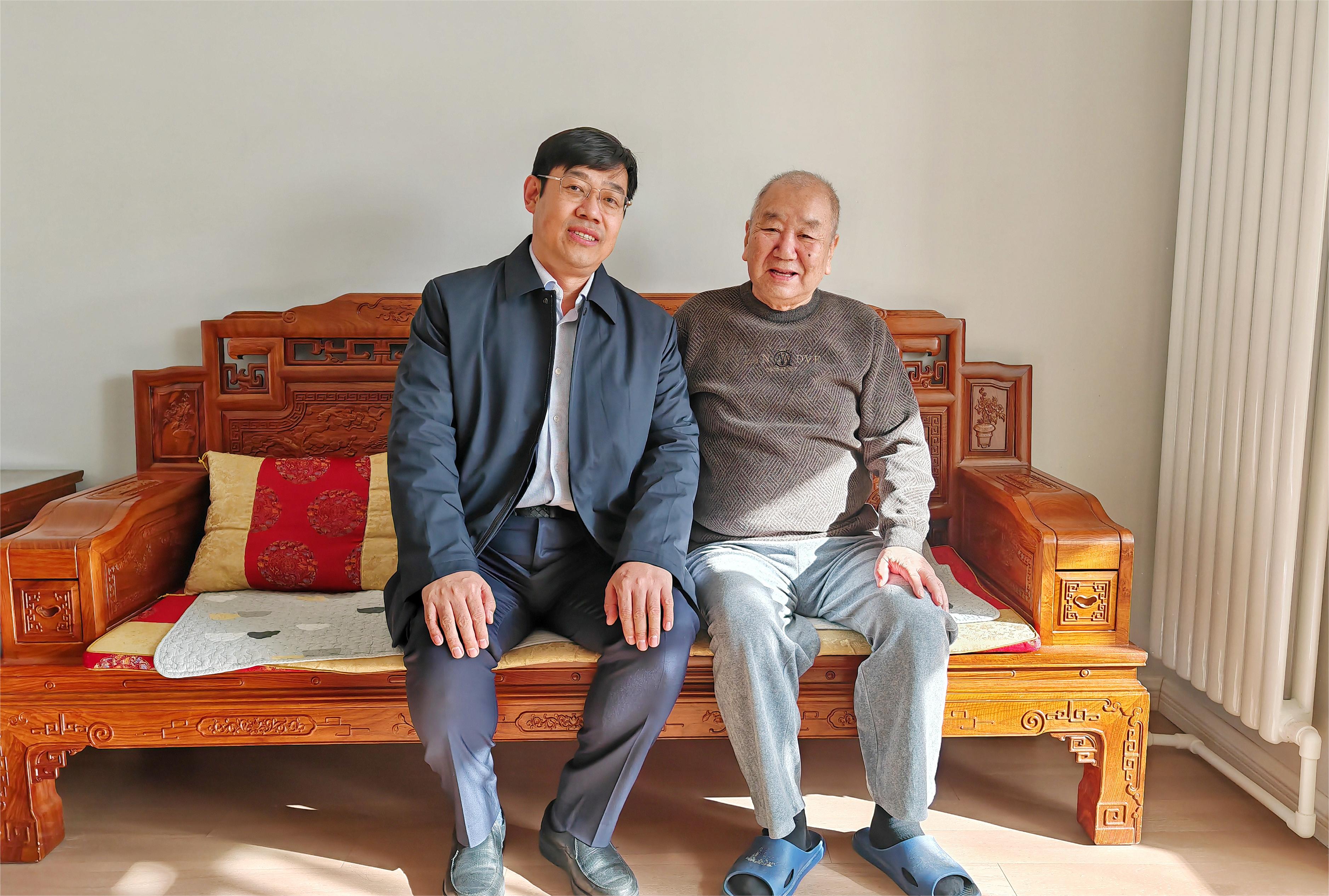 劉江平副書記慰問魏懷偉.jpg