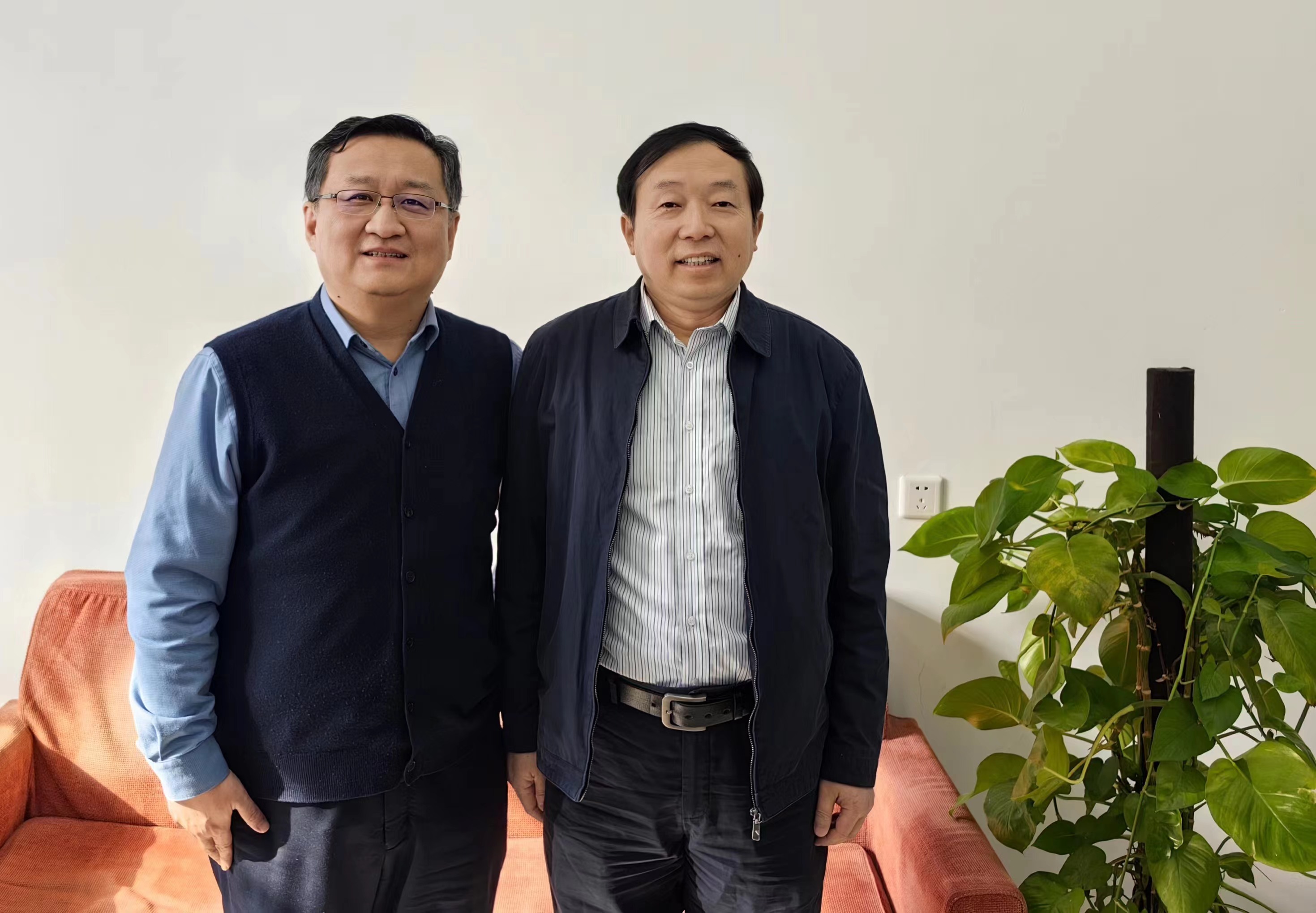 王停副校長慰問靳琦.jpg