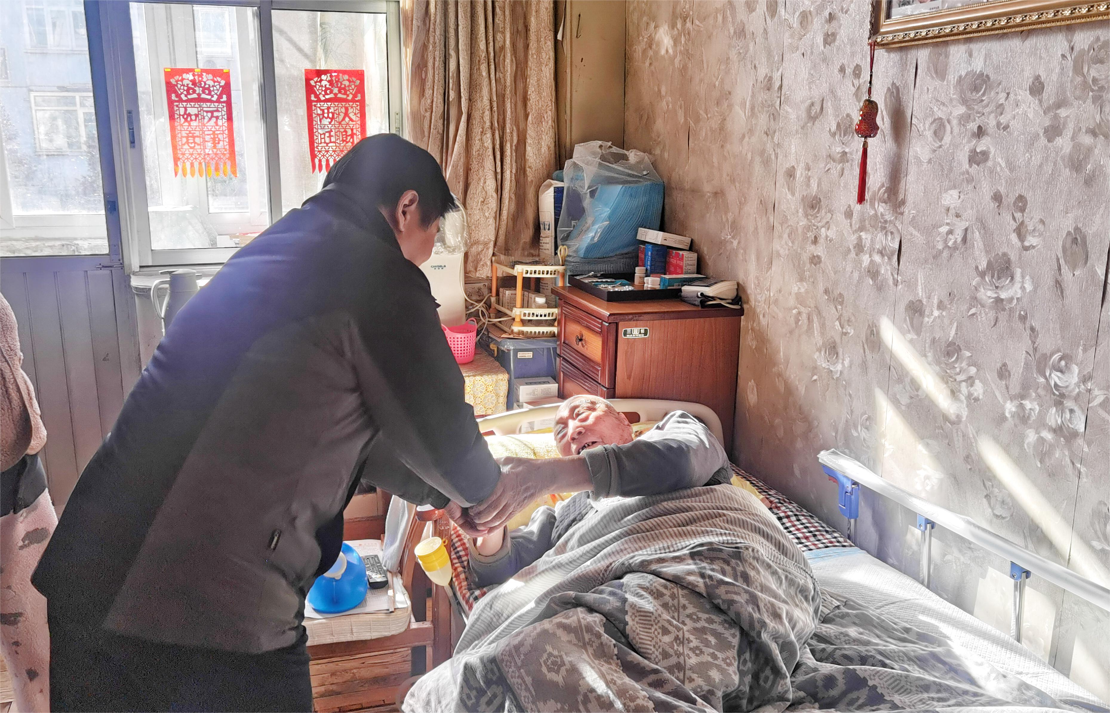 閆振凡副校長慰問楊國柱.jpg