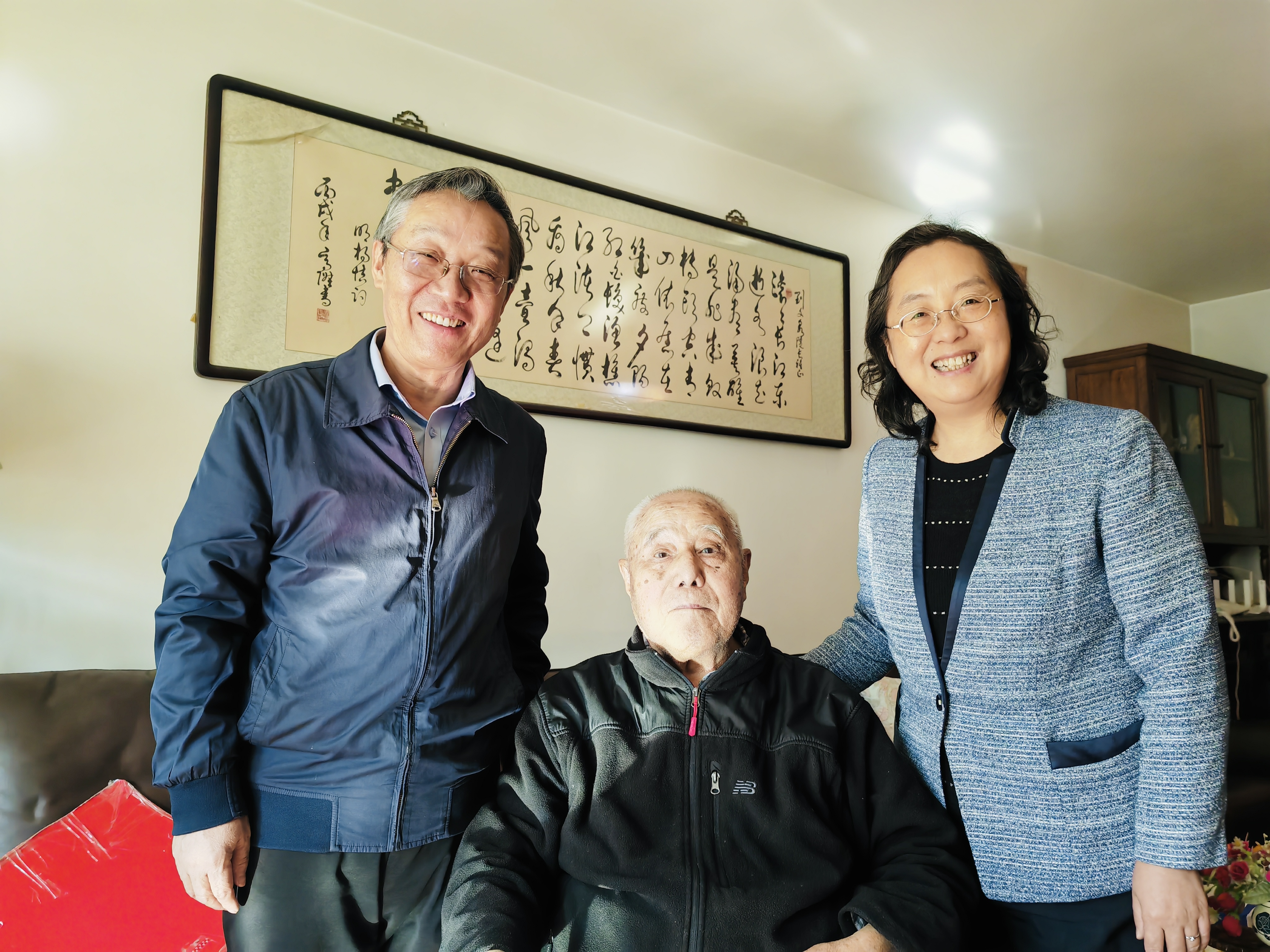 王瑤琪書記慰問劉文泉.jpg