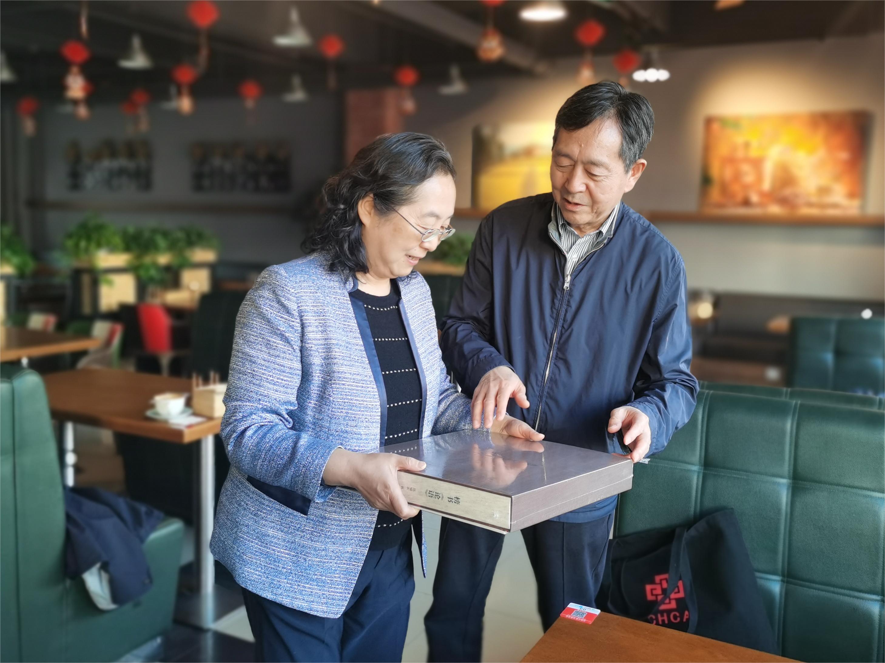 王瑤琪書記慰問陳嘯宏校友.jpg