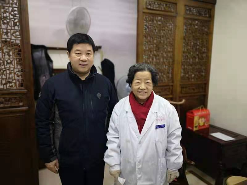 閆振凡副校長慰問牛建昭.jpg