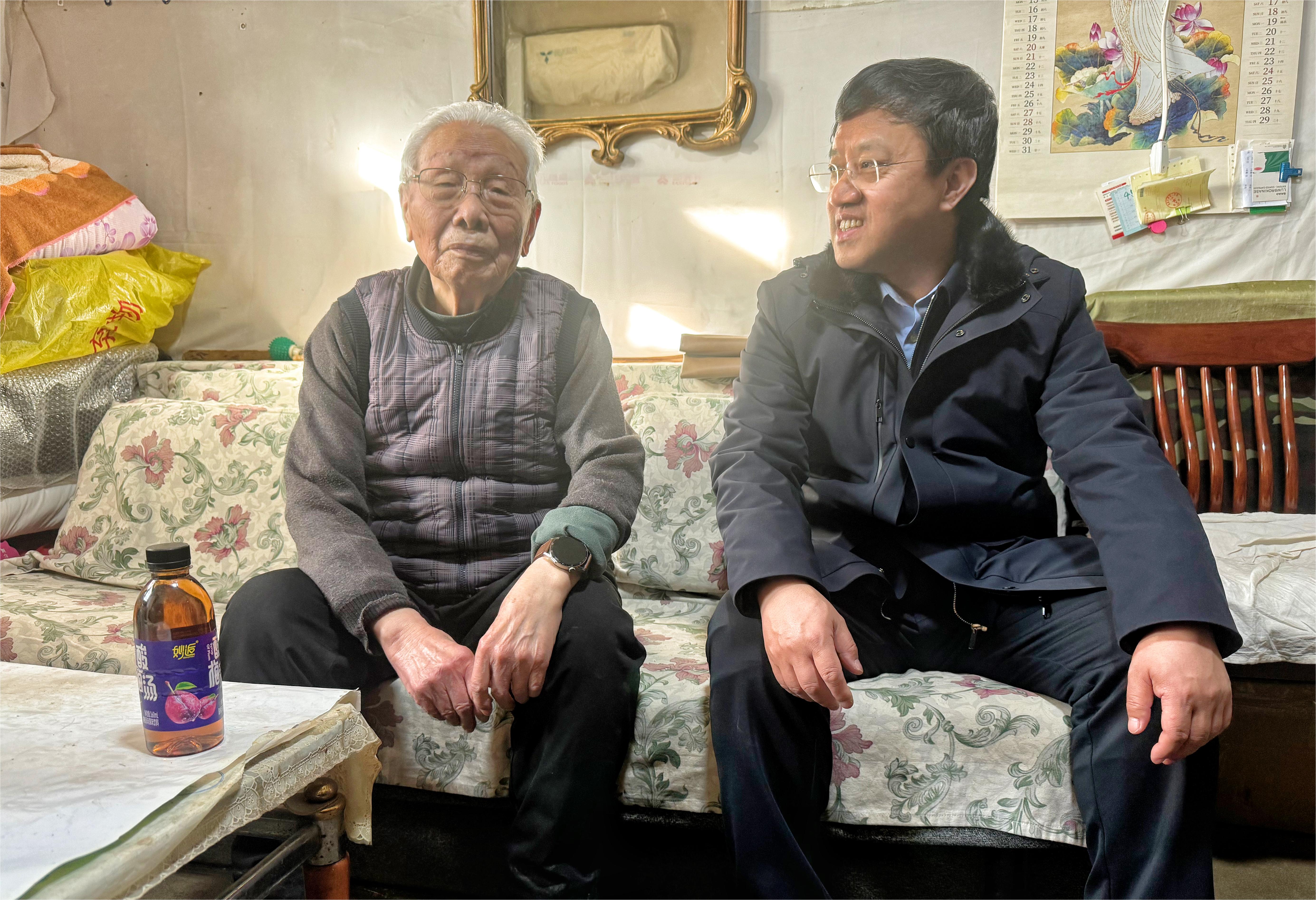 汪慶華副書記慰問姜炳赤.jpg